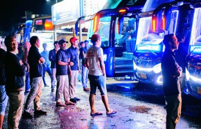 Pangeran Nurhikmah Putra Jaya. Dengan sporadis menginspeksi armada PO. SatuEnamDelapan Trans, di momentum balik mudik lebaran. 