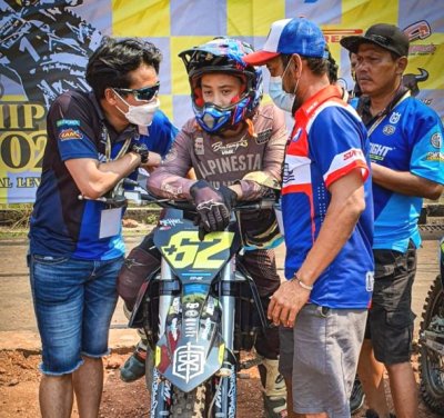 Mevans Sanggramawijaya - Onesixeight Motocross Team. Saat memberi pengarahan Michael Karnen Tumbelaka, di seri Bos Junior Motocross Openchampionship 2021 silam. 