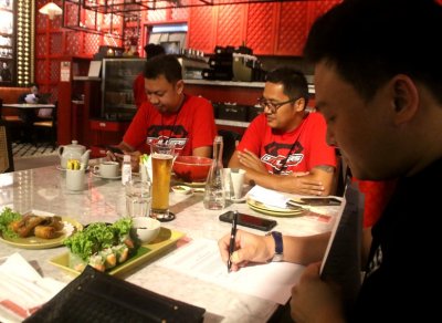 Gunawan Owner Dmillers Racing Team, Sultan Herex Qbot &amp; Roy Manager Dmillers Racing Team. Komunikasi hangat, menyusun strategi &amp; saling mendukung kesepakatan kerja sama.