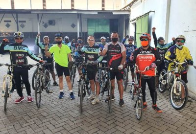 H. Rokhmawan Big Bos Rizqy Motor Boss Mild, Pasuruan. Bersama kolega &amp; Boss Mild Cycling Club, test ride perdana Brompton. 