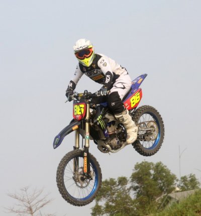 Vicky Hermansyah Putra Crosser Eka Jaya Sinergi MX Team, Surabaya. Intens training skill persiapan laga kelas executive &amp; obsesi bertarung di skala Kejurnas. 