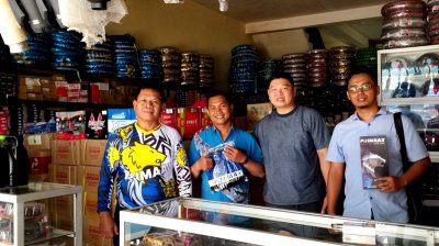 Agus Ervina Motor, Gowa, Baktiar, Charles &amp; Fajar. Setia melangsungkan kunjungan ke agen, sebagai bentuk evaluasi &amp; menampung aspirasi konsumen pengguna ban Primaax. 