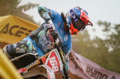 Mevans Sanggramawijaya Crosser Onesixeight Motocross Team. Demi pertahankan gelar jawara Ex Pro, nekat bertarung ditengah kondisi fisik yang kurang baik.  