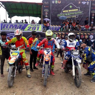 Abelio Sajoda Tracker ANRT KSP 176 Ashifa Racing Team Pontianak. Salut dengan gaya bertarung tracker Kalimantan, terbiasa dengan standarisasi sirkuit grasstrack &amp; luar biasa.