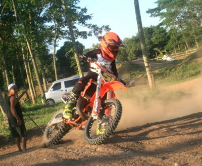 Muhamad Rizqy Raditya - Crosser Rizqy Motor Boss Mild MX-GTX Team, Pasuruan : MAKIN PIAWAI MENENTUKAN RACING LINE, SEBAGAI BEKAL BERTARUNG DI 65 CC