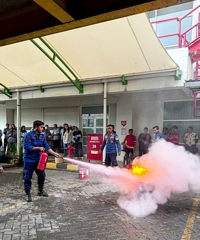 MPM Honda Jatim Perkuat Kesiapsiagaan Karyawan Lewat Pelatihan Penanggulangan Kebakaran di MPM Sedati