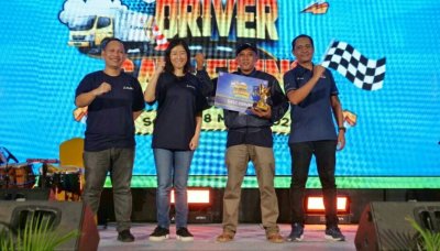 Reinhartd Department Head of Marketing Communication PT. Krama Yudha Tiga Berlian Motors, Ms. Yukiko Yagi Kei Kubota Vice President of Marketing Strategy Office PT. Krama Yudha Tiga Berlian Motors,  Sulaeman CV. Wulan Jaya Cianjur sebagai Best Driver Contest 2023 &amp; Sudaryanto General Manager of Business Communication PT. Krama Yudha Tiga Berlian Motors. 