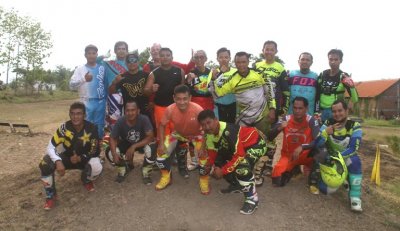 Simulasi Latih Tanding Crosser Executive Motocross Jatim &amp; Crosser MX2 Open. Semangat saling mengatrol skill crosser executive di Sirkuit Sumber Urip Karya, Gresik.
