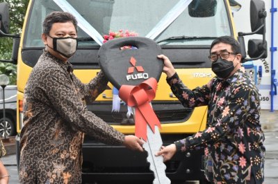 Penyerahan satu unit Mitsubishi Fuso Mobile Workshop Service oleh (kanan) Duljatmono,  Direktur Sales &amp; Marketing, PT Krama Yudha Tiga Berlian Motors, kepada (kiri) Paulus Handigdo, Direktur Utama, PT Batavia Prosperindo Trans Tbk.