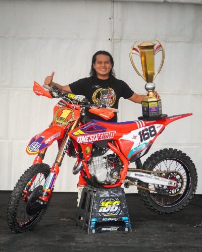 Mevans Sanggramawijaya - Onesixeight Motocross Team. Sah bergelar jawara KMI Pro 2022, usai mendulang point klasemen tertinggi &amp; diraih atas perjuangan kerasnya. 