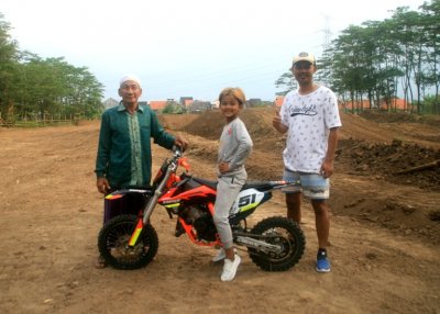 H. Mahmud, Raditya &amp; H. Ali. Tampil semangat mengawal perkembangan Raditya di kelas 65 cc, hingga menjadi calon jawara.