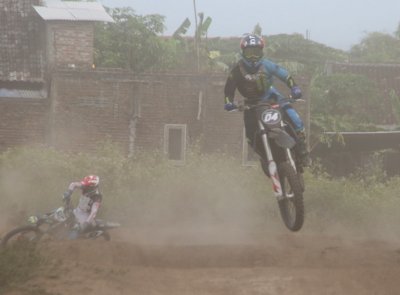 Petarung Rizqy Motor Boss Mild, Pasuruan. Menguji coba menaikan tensi training skill, sebagai simulasi level kompetisi yang aktif dihadapi. 