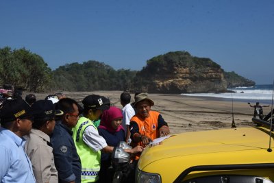 Khofifah-gubernur Jatim tinjau jalur pantai selatan memakai Land Crusier VX.