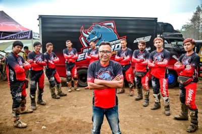 Formasi Gudang Garam Enduro Team (GGET) &amp; Owner GGET Slamet Budiono. Merajai kompetisi nasional Duracore Indonesia Enduro Rally Championship (IERC) 2020.