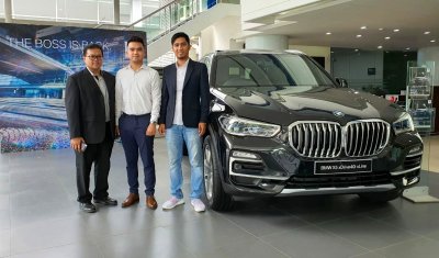 Yopy Antonio Branch Manager BMW Astra Surabaya, Axel Julio Product Genius BMW Astra &amp; Octa Wibowo Sales Manager BMW Astra Surabaya. fitur dari All-New BMW X5 optimis semakin memanjangan pengemudi &amp; penumbang di segala medan.
