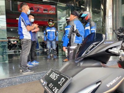 Maxi Virtual Touring. Jajaran Direksi Yamaha Jatim saat briefing peserta sebelum pemberangkatan. 