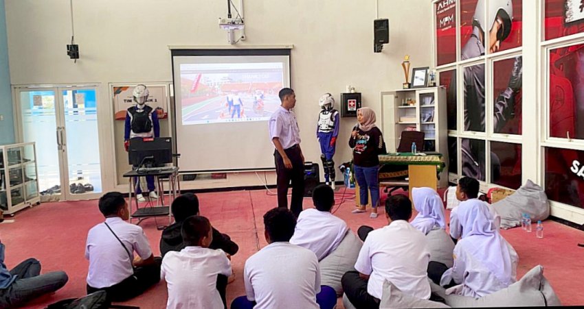 Siapkan Generasi #Cari_Aman, Siswa SMK Muhammadiyah 1 Kepanjen Ikuti Sosialisasi Safety Riding Camp