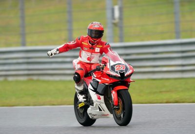 ANDI GILANG RIDER ASTRA HONDA, UKIR SEJARAH USAI BERJAYA DI LAGA ASIA SS600