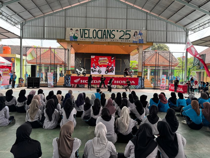 Ratusan Siswa SMAN 1 Plemahan Kediri Antusias Ikuti PCX160 Gen-Z School Movement