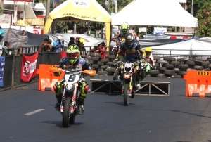Handicap single jump. Menyajikan kesan kompetis berbalut entertaint &amp; sukses menjadi daya pikat penonton. 
