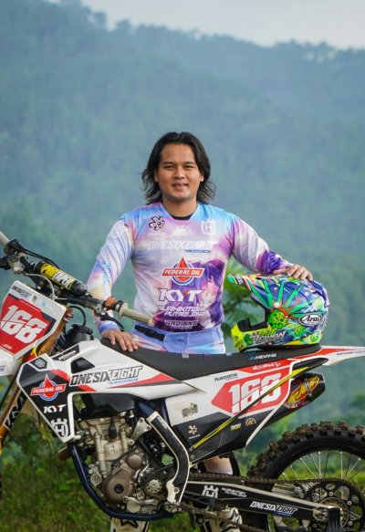 Mevans Sanggramawijaya Crosser Onesixeight Motocross Team. Akan berbagai sepatu motocross, di rangakaian selebrasi hari ulang tahun, bertepatan event Onesixeight Indiel Motocross - Grasstrack, Semarang 2022.