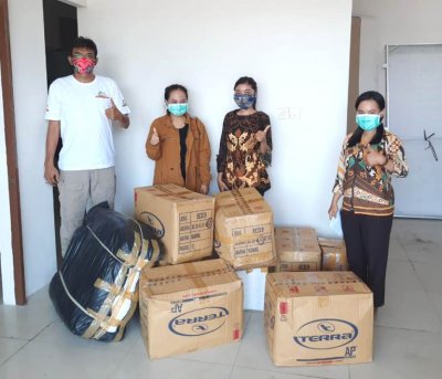 Suryanta Sitepu wakil Gak Jelas Community Jatim. Saat prosesi penyerahan APD kepada pengurus klinik JMS, Sidoarjo.