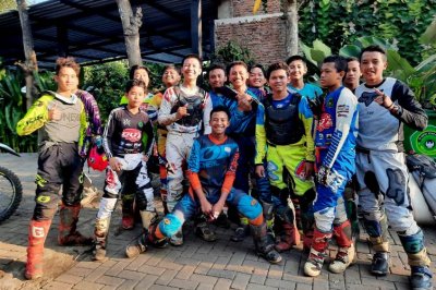 Santri Crosser Darul Ulum Agung MX Training, Malang. Menjadi pribadi istiqomah, sebagai bekal menitih karier di segmen MX nasional. 
