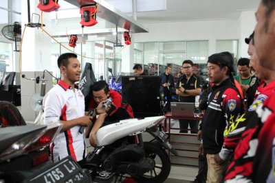 Tim Service Center Yamaha - Lancar, Kenjeran, Surabaya. Mengenalkan berbagai fitur terbaru layanan maintenance bebek, sport dan matic Yamaha. 