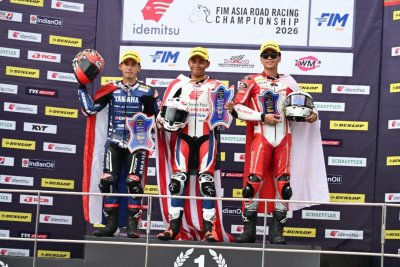 Herjun Atna Firdaus (kanan) berhasil mendapatkan podium ketiga pada balapan pertama kelas Supersport 600 (SS600) di ajang Asia Road Racing Championship (ARRC).