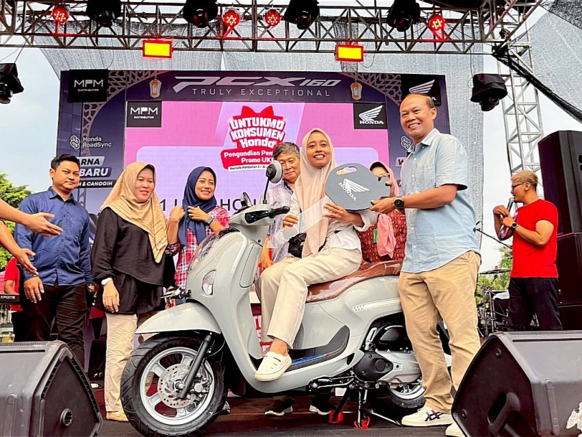 Konsumen Madiun Raih Honda Scoopy dalam Undian “Untukmu Konsumen Honda”