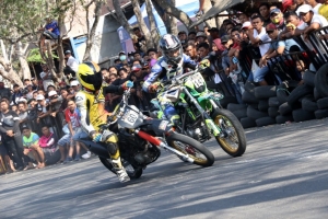 Perkembangan supermoto di Jatim. Butuh sosialisasi dari kalangan komunitas &amp; sebagai ruang  regenerasi. 