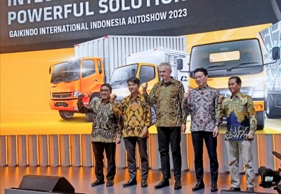 Duljatmono Sales and Marketing Director PT. Krama Yudha Tiga Berlian Motors, Mr. Nobukazu Tanaka President Director PT.Krama Yudha Tiga Berlian Motors, Mr. Karl Deppen President and CEO Mitsubishi Fuso Truck and Bus Corporation, Mr. Kei Kubota Sales and Marketing Director PT. Krama Yudha Tiga Berlian Motors,  Mr. Kazuo Matsunaga Chairman of The Board Mitsubishi Fuso Truck and Bus Corporation. Strategi menindak lanjuti antusias &amp; berkembangnya kebutuhan bisnis transportasi.