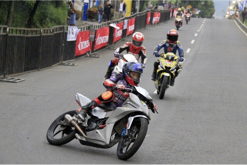 Abah Eddy Owner Dalem Agung Property,  Batu : BERPARTISIPASI DI KEMERIAHAN BATU NIGHT RACE - KEJURPROV JATIM ROAD RACE 2025