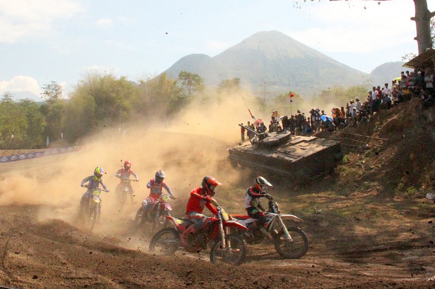 ‎Kejurnas Piala Panglima TNI Motocross 2025 Seri 7 & Grand Final Kejurnas Grasstrack 2025, Sirkuit Putra Airlangga Rizqy Motor Sport : SANGAR, INI AKSI PASMAR 2, PACU PEMERATAAN OLAHRAGA PRESTASI & BERGENGSI !