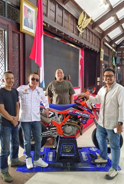 Gus Mamak. Saat memberi apresiasi &amp; selamat kepada Irul MCS, atas kepedulian terhadap jagad otomotif di Malang Kabupaten.