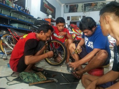 P2 Ar Kete-Kete Ariesta Top Racing Team, Pare : MASA PANDEMI RISET SLEEP ENGINE 200 CC JALAN TERUS !