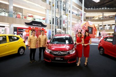 Ang Hoey Tiong President Director Honda Surabaya Center, Wendy Miharja Marketing and After Sales Service Director Honda Surabaya Center &amp; tim marketing. Honda Exhibition menyambut tahun baru 2020 &amp; tahun baru Imlek kembali tebar promo sangat menarik bagi pengunjung Pakuwon Mall, Surabaya. . 