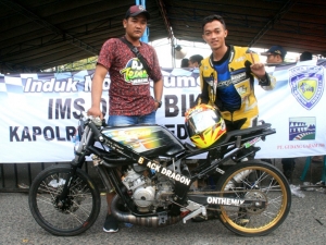 Ilham Unyil rider &amp; Pedro Chief Head DJ Team Graha Poppy Sanjaya Racing, Mojokerto. Menjadi yang terbaik di kelas bergengsi sport 2 tak 155 cc rangka standar open.
