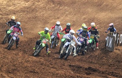 Kelas KMI. Tampil makin bergengsi, terus memikat partisipasi para pemerhati jagad motocross. 