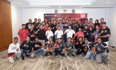 Komunitas Honda Lombok bertemu dan memberikan semangat langsung kepada pebalap Astra Honda di Mandalika Racing Series 2023 (ki-ka) Veda Ega Pratama, Rheza Danica, dan Herjun Atna Firdaus pada Jumat (3/3).