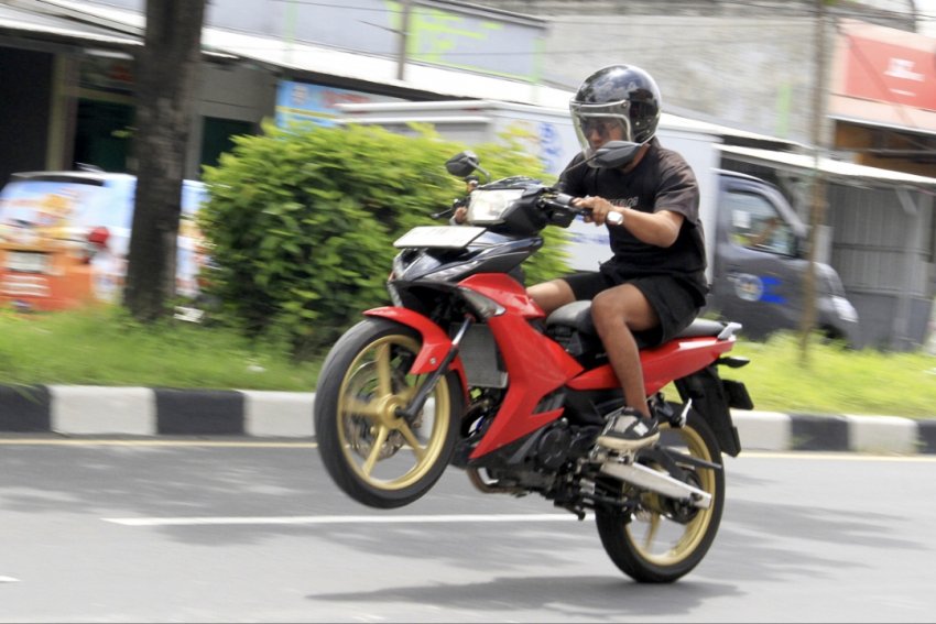 Yamaha MX King, Surabaya : GAYA PACUAN MAESTRO MUSIK, POWER BRUTAL TAPI TAK BERISIK !