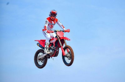 Mevans Sanggramawijaya - Onesixeight Motocross Team. Kembali aktif di lintasan motocross, menandai semangat bertarungnya telah pulih.