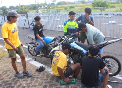 BM2 Jati Indah Furniture Andi Gopal Juragan Pentol Pasir Balap Racing Team, Jombang : BLUE PRINT ENGINE BUILDER MILENIUM MASIH DIGDAYA ! LANJUT RESEARCH FUEL INJECTION