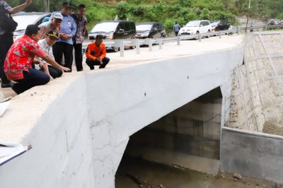 Wakil gubernur Emil Dardak sedang mengecek jalan pacitan-ponorogo dan ditemukan jalan ambles.
