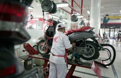 Service Di Bengkel AHASS : JAMINAN KEASLIAN OLI &amp; KETAHANAN SUKU CADANG PART ASLI