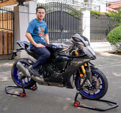 Mevans Sanggramawijaya rider Onesixeight Racing Team. Gacoan baru Yamaha YZF R1M hadiah ulang tahun dari Bunda Litta Rahmawati yang akan dipakai laga Sunday Race di kelas Superstock.
