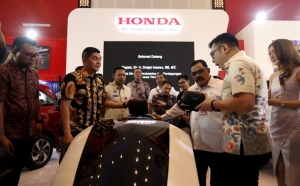 Ang Hoey Tiong, President Director Honda Surabaya Center,  Wendy Miharja Marketing and After Sales Service Director Honda Surabaya Center &amp; Dr. Ir. Drajat Irawan SE MT. Mencoba simulasi Honda Sensing &amp; layak disosialisasi untuk meningkatkan improve pengendara. 