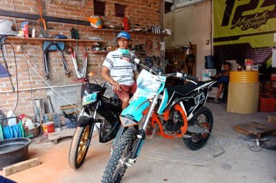 Iphoel IRJ, Jogja. Konsisten di jalur otomotif &amp; bergulir ke MX, hingga menjadi instruktur balap. 