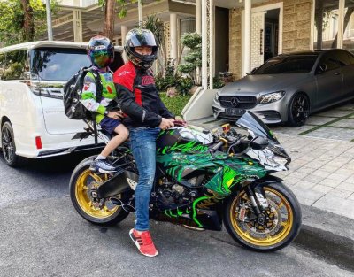 Gunawan Owner Dmillers Racing, Surabaya. Selain setia hobi di jalur otomotif, juga dikenal sebagai figur family man.