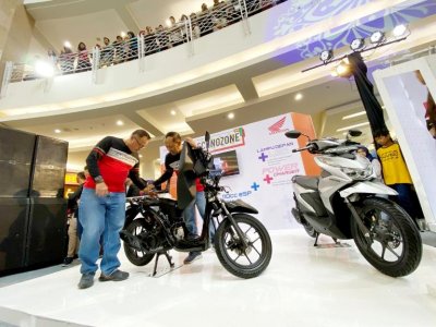 Launching  All New Honda BeAT Series, Royal Plaza, Surabaya. Acara paling ditunggu remaja milenial Surabaya &amp; All New Honda BeAT Series tampil lebih revolusioner. 